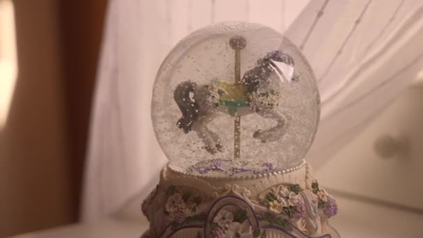 Sneeuwbal Speelgoedglas Met Een Paard Erin Romantisch Glazen Kerstspeelgoed Met — Stockvideo