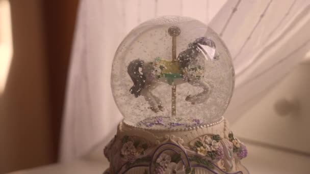 Boule Neige Jouet Verre Avec Cheval Intérieur Romantique Jouet Noël — Video