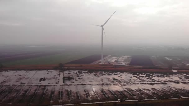 Letecký Pohled Nové Větrné Turbíny Vidět Přes Ranní Mlha Polích — Stock video