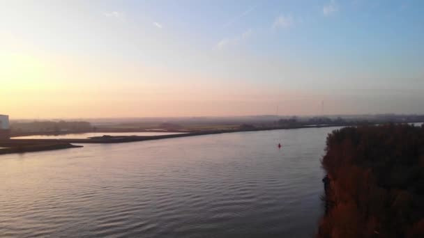 Aerial Oude Maas River Orange Sunrise Skies Perto Puttershoek Pedestal — Vídeo de Stock