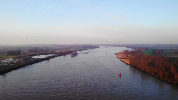 遠くにボートで係留中のプッターショークで屋外マアス川の上に空中 ロックオフ — ストック動画