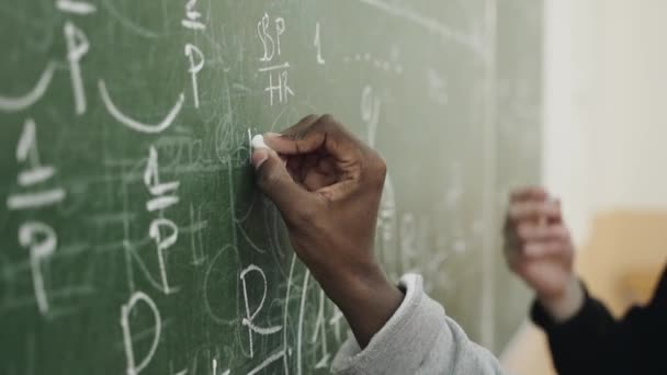 Primer Plano Hombre Joven Escribiendo Solución Ecuación Invernadero Escuela Durante — Vídeos de Stock