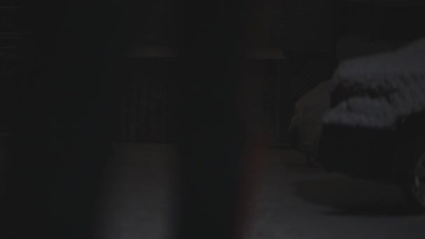 Вид Сзади Человека Идущего Ночью Снегу Средний Снимок — стоковое видео