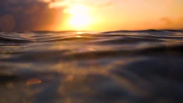 Zavřít Oceánské Vlny Při Západu Slunce — Stock video