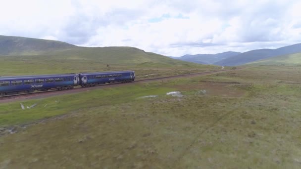 Légi Felvétel Egy Rannoch Moor Felé Tartó Ingázó Vonatról — Stock videók
