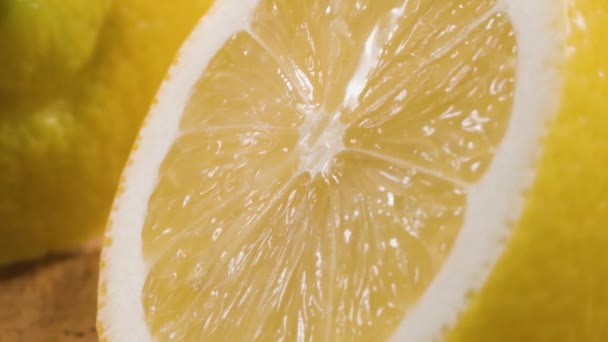 Macro Shot Meio Limão Água Fluindo Para Baixo Superfície Texturizada — Vídeo de Stock