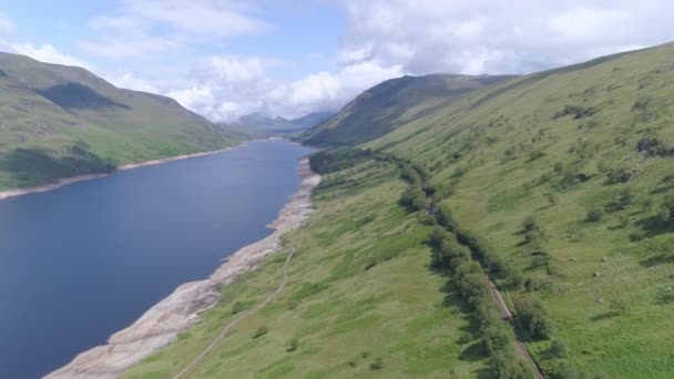 Magas Légi Felvétel Vasútvonal Felett Loch Treig Rannoch Moor Partja — Stock videók