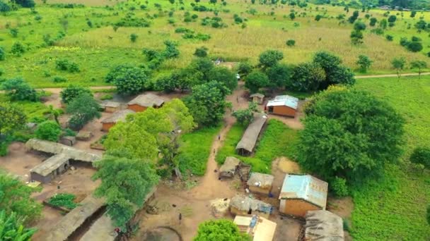 Drone Survolant Village Avec Une Voiture Conduisant Vers Lui — Video