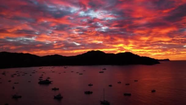コスタリカのグアナカステ島沿岸の信じられないほどカラフルな夕日を明らかにするドローン飛行 — ストック動画