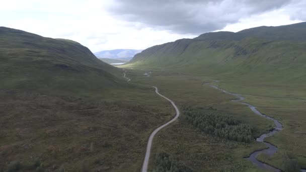 Aerial Push River Ossian Heading North Loch Ghuilbinn Cloudy Moody — Stock Video