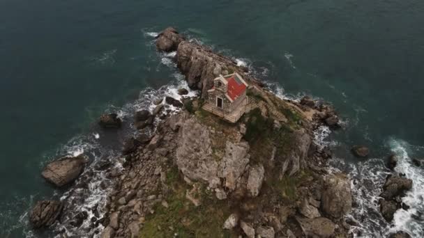 Αεροφωτογραφία Της Χριστιανικής Εκκλησίας Της Μεγάλης Κυριακής Στο Μικρό Νησί — Αρχείο Βίντεο
