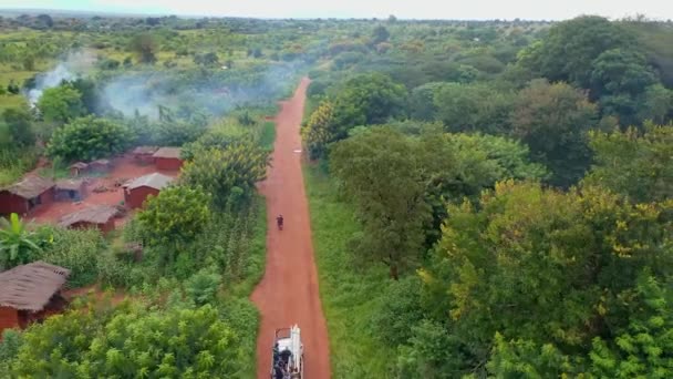 Drone Voando Sobre Uma Aldeia Com Carro Dirigindo Direção Ele — Vídeo de Stock