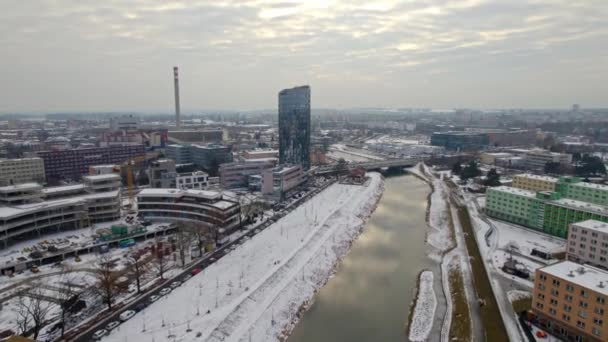Εναέρια Drone Πυροβόλησε Πάνω Από Χιόνι Κάλυψε Την Πόλη Olomouc — Αρχείο Βίντεο