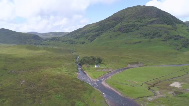 Légi Visszalövés Abhain Rath Felett Loch Treig Rannoch Moor Felé — Stock videók