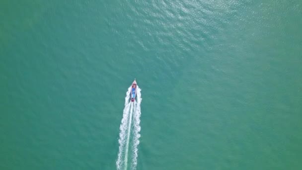 Luftaufnahme Eines Bootes Auf Dem Meer Bei Koh Phi Phi — Stockvideo