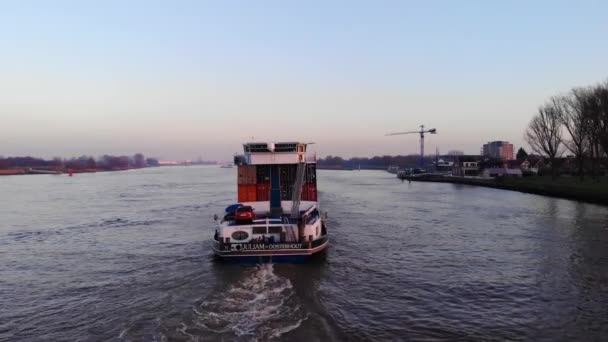 Aerial Tracking Shot Juliam Cargo Ship Wzdłuż Oude Maas — Wideo stockowe