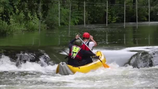 Duas Pessoas Caem Caiaque Inflável Canoa Rio Rápido Água Branca — Vídeo de Stock