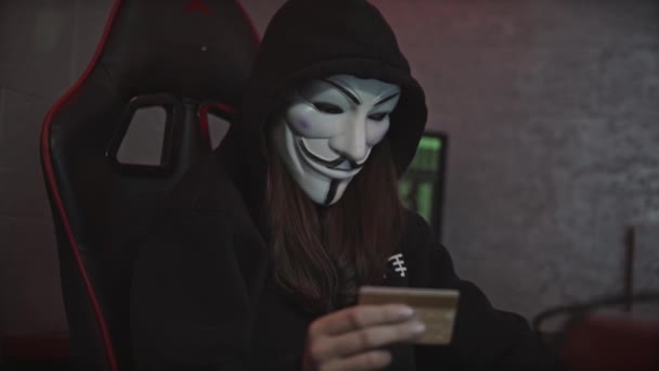 Jeune Pirate Informatique Dans Masque Blanc Utilisant Des Informations Carte — Video