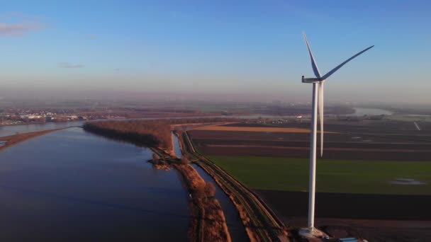 Letecký Pohled Jednu Obrovskou Větrnou Turbínu Vedle Oude Maas Nizozemsku — Stock video