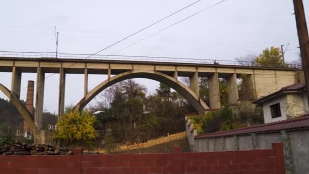 Viadukt Durch Ein Kleines Dorf Südrumänien Sonnenuntergang Schwenk Von Rechts — Stockvideo