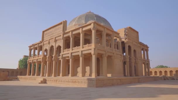 Das Aus Sandstein Geschnitzte Grab Von Isa Khan Hussain Makli — Stockvideo