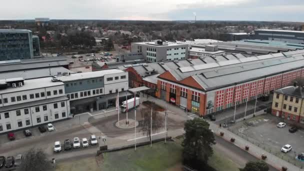 Luftflug Richtung Saab Car Museum Und Innovatum Science Center Gebäude — Stockvideo