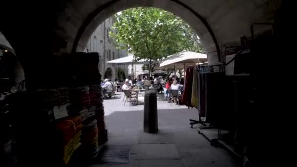 Kläder Butik Som Leder Till Herbes Torg Med Människor Njuter — Stockvideo