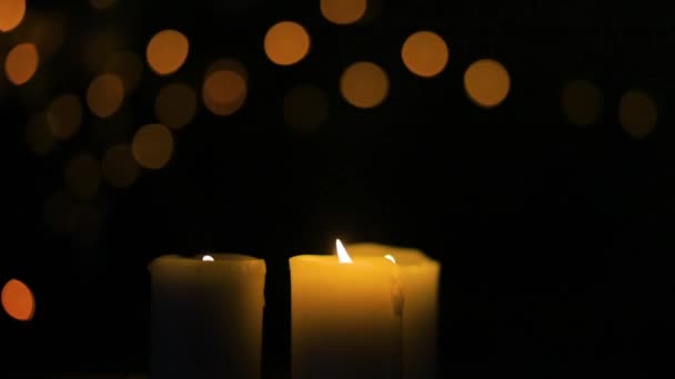 Свечи Горят Ночью Белые Свечи Горящие Темноте Фокусировкой Одной Свече — стоковое видео
