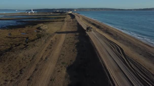 Filmowe Zdjęcie Drona Dużą Wywrotką Jadącą Wzdłuż Plaży Pobliżu Morza — Wideo stockowe