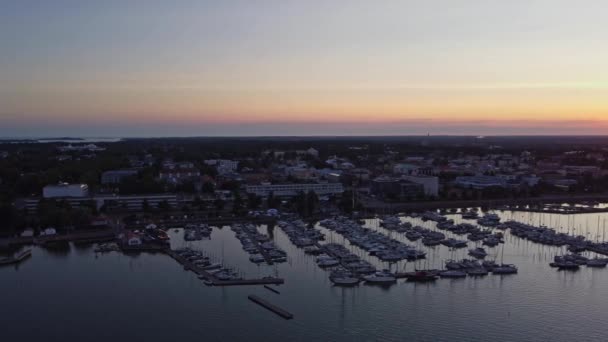 Finlandiya Nın Aland Adalarındaki Mariehamn Şehrinde Gün Batımı Planda Yelkenli — Stok video