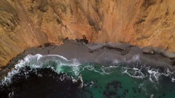 Aerial Bird Eye View Ocean Waves Crashing Cliffs Peru Coastline — Stock Video