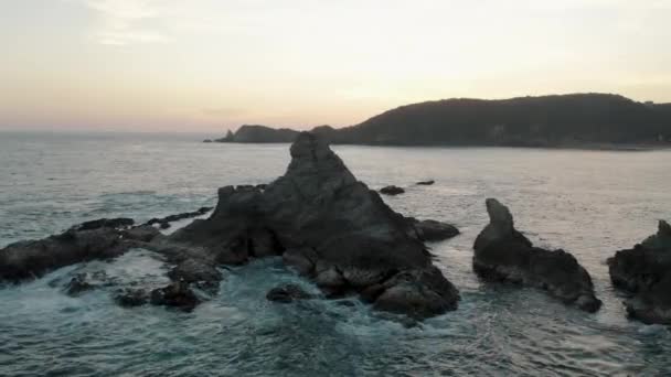 Vue Aérienne Tournante Sur Roche Formant Dessus Eau Mer Avec — Video
