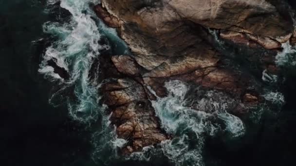 Vue Aérienne Des Vagues Éclaboussure Sur Côte Rocheuse Mazunte Beach — Video