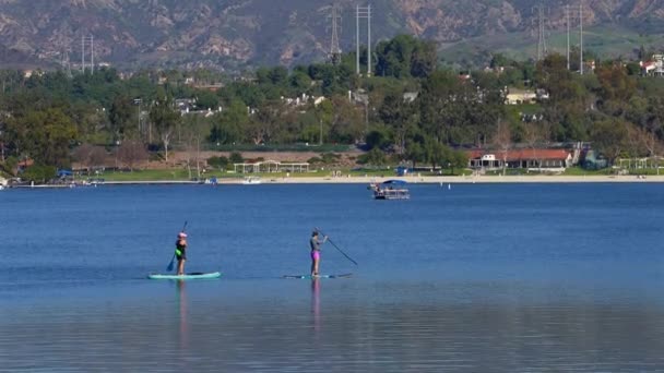 Két Női Vízibicikli Mission Viejo Tónál Dél Kaliforniában Lassítva Félsebességre — Stock videók
