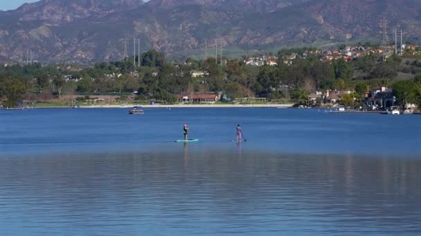 Dos Paddle Boarders Lake Mission Viejo Sur California Reducido Mitad — Vídeos de Stock