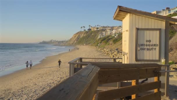Жінка Біжить Пляжі Дана Пойнт Каліфорнія Прискорений Половини Швидкості — стокове відео