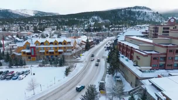 Autos Fahren Auf Schneebedeckter Breckenridge Road Hütten Vorbei Luftparallaxe — Stockvideo