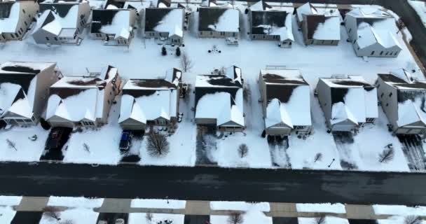 有铲车道和积雪覆盖屋顶的家 美国冬季空中卡车被击中 — 图库视频影像