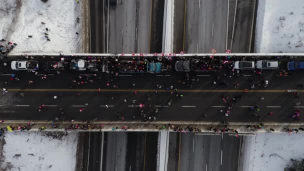 Menschen Versammeln Sich Auf Einer Brücke Für Den Freiheitskonvoi 2022 — Stockvideo