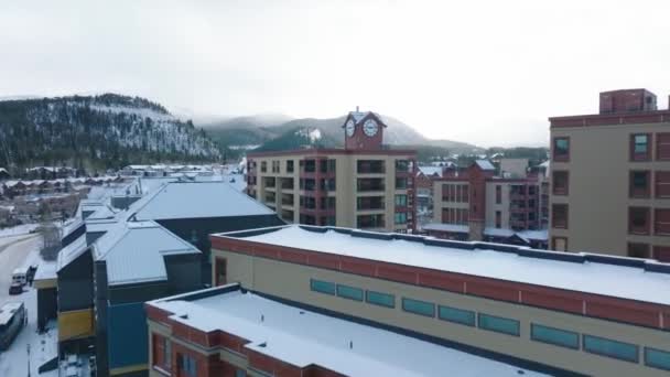 Voo Direção Torre Relógio Breckenridge Telhado Pousada Luz Dia Aéreo — Vídeo de Stock