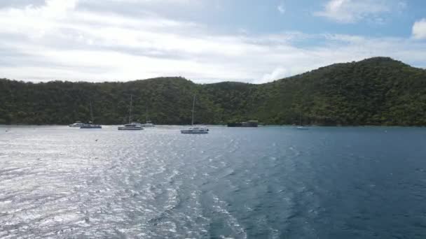 Yates Vela Cerca Bar Flotante Las Islas Vírgenes Británicas — Vídeos de Stock