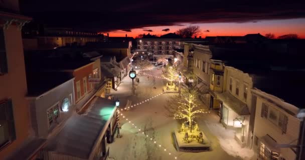 Hombre Camina Solo Hermoso Cabo Victoriano Mayo Por Noche Colorida — Vídeos de Stock