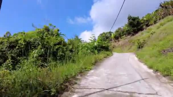 Montez Colline Utilisant Route Asphaltée Dans Journée Ensoleillée Bleue — Video