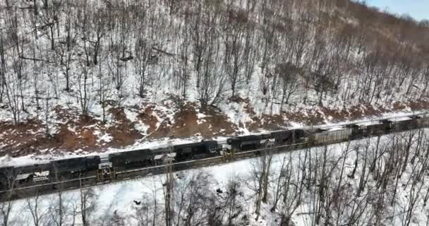 两列诺福克南方铁路列车在冬天的雪地里通过铁路弯道 美丽的山口 煤的火车车厢 — 图库视频影像