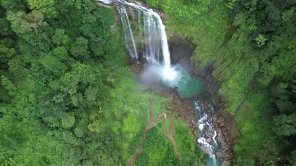 Luchtfoto Verlagen Eco Chontales Waterval Stromen Turquoise Rotsachtige Vijver Omgeven — Stockvideo