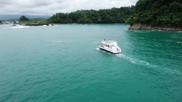 Dolly Aérea Barco Que Navega Mar Turquesa Cerca Orilla Colina — Vídeo de stock