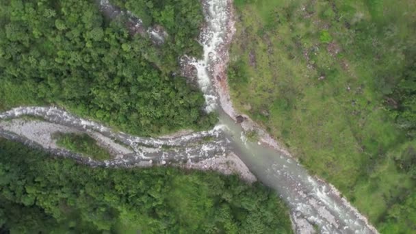 Órbita Aérea Que Baja Río Rocoso Que Fluye Entre Densos — Vídeo de stock