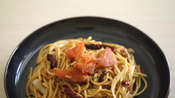 Roergebakken Spaghetti Met Zalm Gedroogde Chili Fusion Food Style — Stockvideo