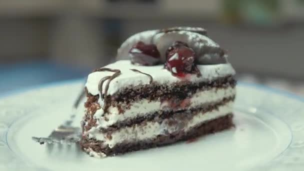 Čokoládový krémový dort rychlost rampa točí na talíři s vidličkou