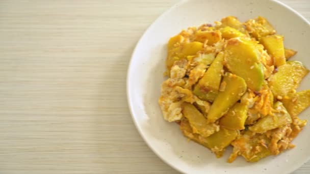 Zucca Fritta Con Uovo Sul Piatto — Video Stock